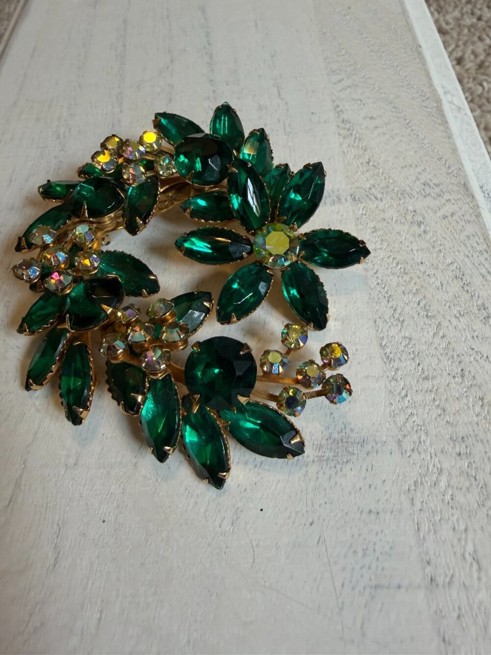 Vintage Emerald Green Rhinestone Floral Wreath Brooch Aurora Borealis Gold Tone